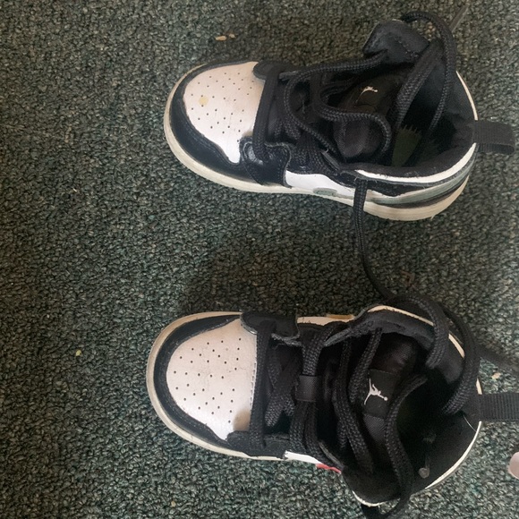 Mid Jordan 1s . reverse colors. Hard to find - Picture 2 of 2